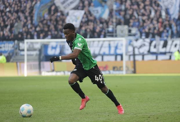 Matondo (Hannover) auf dem Weg zum 1-2 Fussball, Herren, Saison 2024 2025, 2.BL, Volksparkstadion, Hamburger SV gegen Hannover 96 DFL REGULATIONS PROHIBIT ANY USE OF PHOTOGRAPHS AS IMAGE SEQUENCES AND OR QUASI-VIDEO.