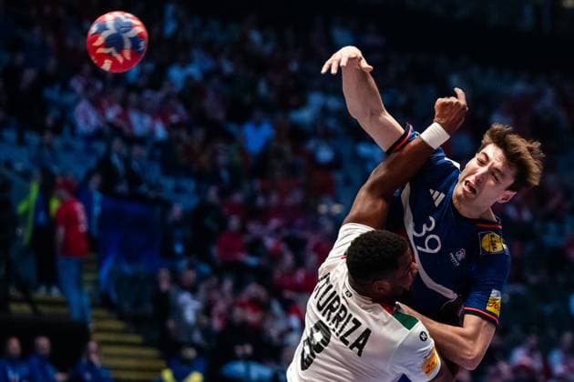 Sport Themen der Woche KW05 Sport Bilder des Tages 250202 Thibaud Briet of France and Victor Iturriza Alvarez of Portugal during the 2025 IHF World Men s Handball Championship bronze medal match between France and Portugal on February 2, 2025 in Oslo. Photo: Vegard Grott BILDBYRAN kod VG VG0712 bbeng handball handboll handball ihf 2025 world mens handball championship handball-vm handbolls-vm vm frankrike france portugal *** 250202 Thibaud Briet of France and Victor Iturriza Alvarez of Portugal during the 2025 IHF World Men s Handball Championship bronze medal match between France and Portugal on February 2, 2025 in Oslo Photo Vegard Grott BILDBYRAN kod VG VG0712 bbeng handball handboll handball ihf 2025 world mens handball championship handball vm handbolls vm vm frankrike france portugal  Copyright: VEGARDxGRoTT BB250202VG007