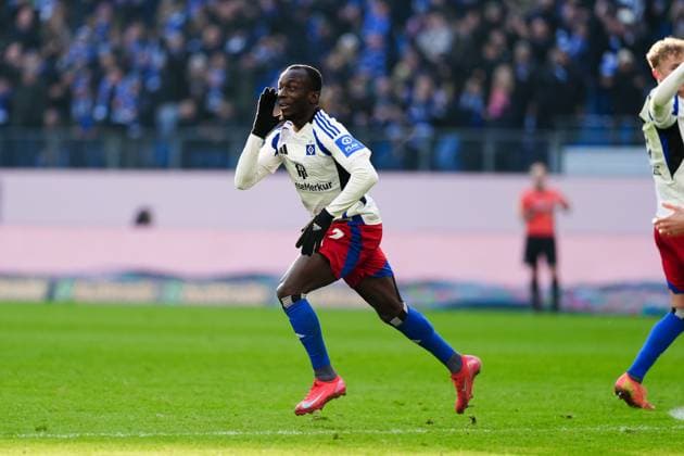 Torjubel nach Tor zum 2:2 per Freistoss Jean-Luc Dompe (Hamburger SV, 07) GER, Hamburger SV vs. Hannover 96, Fussball, 2. Bundesliga, Spieltag 20, Saison 2024 2025, 02.02.2025 DFL REGULATIONS PROHIBIT ANY USE OF PHOTOGRAPHS AS IMAGE SEQUENCES AND OR QUASI-VIDEO GER, Hamburger SV vs. Hannover 96, Fussball, 2. Bundesliga, Spieltag 20, Saison 2024 2025, 02.02.2025 Hamburg