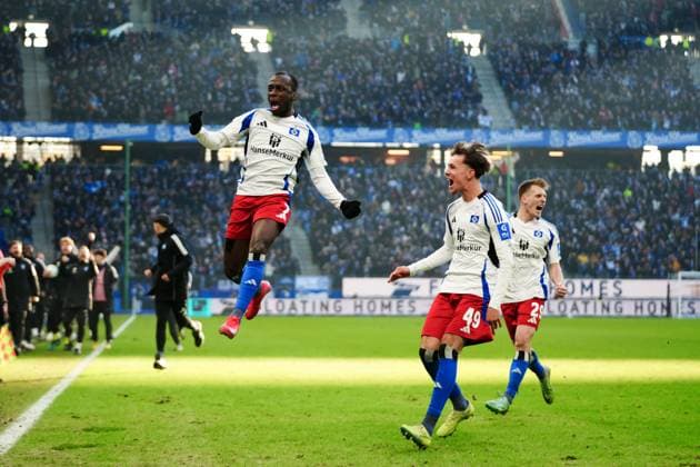 Torjubel Hamburger SV nach Tor zum 2:2 per Freistoss Jean-Luc Dompe (Hamburger SV, 07) GER, Hamburger SV vs. Hannover 96, Fussball, 2. Bundesliga, Spieltag 20, Saison 2024 2025, 02.02.2025 DFL REGULATIONS PROHIBIT ANY USE OF PHOTOGRAPHS AS IMAGE SEQUENCES AND OR QUASI-VIDEO GER, Hamburger SV vs. Hannover 96, Fussball, 2. Bundesliga, Spieltag 20, Saison 2024 2025, 02.02.2025 Hamburg