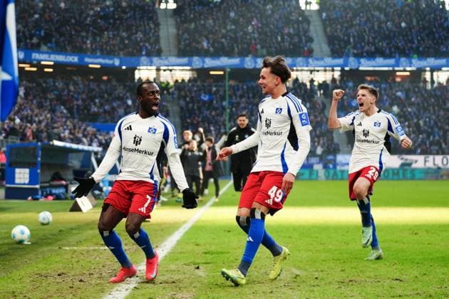 Torjubel Hamburger SV nach Tor zum 2:2 per Freistoss Jean-Luc Dompe (Hamburger SV, 07) GER, Hamburger SV vs. Hannover 96, Fussball, 2. Bundesliga, Spieltag 20, Saison 2024 2025, 02.02.2025 DFL REGULATIONS PROHIBIT ANY USE OF PHOTOGRAPHS AS IMAGE SEQUENCES AND OR QUASI-VIDEO GER, Hamburger SV vs. Hannover 96, Fussball, 2. Bundesliga, Spieltag 20, Saison 2024 2025, 02.02.2025 Hamburg