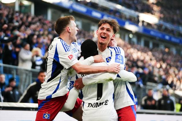 Torjubel Hamburger SV nach Tor zum 2:2 per Freistoss Jean-Luc Dompe (Hamburger SV, 07) GER, Hamburger SV vs. Hannover 96, Fussball, 2. Bundesliga, Spieltag 20, Saison 2024 2025, 02.02.2025 DFL REGULATIONS PROHIBIT ANY USE OF PHOTOGRAPHS AS IMAGE SEQUENCES AND OR QUASI-VIDEO GER, Hamburger SV vs. Hannover 96, Fussball, 2. Bundesliga, Spieltag 20, Saison 2024 2025, 02.02.2025 Hamburg