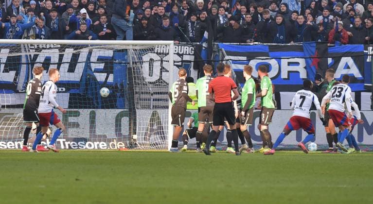 02.02.2025, xblx, Fussball 2.Bundesliga, Hamburger SV - Hannover 96 v.l. Jean-Luc Dompe (Hamburg, HSV, Hamburger SV), Goal scored, Tor zum 2:2 (DFL DFB REGULATIONS PROHIBIT ANY USE OF PHOTOGRAPHS as IMAGE SEQUENCES and or QUASI-VIDEO) Hamburg