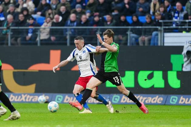 Silvan Hefti (Hamburger SV, 30), Max Christiansen (Hannover 96, 13) GER, Hamburger SV vs. Hannover 96, Fussball, 2. Bundesliga, Spieltag 20, Saison 2024 2025, 02.02.2025 DFL REGULATIONS PROHIBIT ANY USE OF PHOTOGRAPHS AS IMAGE SEQUENCES AND OR QUASI-VIDEO GER, Hamburger SV vs. Hannover 96, Fussball, 2. Bundesliga, Spieltag 20, Saison 2024 2025, 02.02.2025 Hamburg