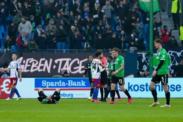 Hamburger SV und Hannover 96 nach Spielende GER, Hamburger SV vs. Hannover 96, Fussball, 2. Bundesliga, Spieltag 20, Saison 2024 2025, 02.02.2025 DFL REGULATIONS PROHIBIT ANY USE OF PHOTOGRAPHS AS IMAGE SEQUENCES AND OR QUASI-VIDEO GER, Hamburger SV vs. Hannover 96, Fussball, 2. Bundesliga, Spieltag 20, Saison 2024 2025, 02.02.2025 Hamburg