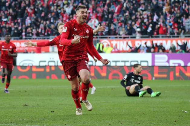 Sport Themen der Woche KW05 Sport Bilder des Tages 02.02.2025, xmohx, Fussball 2.Bundesliga, 1.FC Kaiserslautern - Preußen Münster v.l. Torjubel nach dem Tor zum celebrating the goal celebrate 2:1 durch Luca Sirch (1. FC Kaiserslautern) (DFL DFB REGULATIONS PROHIBIT ANY USE OF PHOTOGRAPHS as IMAGE SEQUENCES and or QUASI-VIDEO) Kaiserslautern *** 02 02 2025, xmohx, Fußball 2 Bundesliga, 1 FC Kaiserslautern Preußen Münster v l Torjubel nach dem Tor zum celebrating the goal celebrate 2 1 durch Luca Sirch 1 FC Kaiserslautern DFL DFB REGULATIONS PROHIBIT ANY USE OF PHOTOGRAPHS as IMAGE SEQUENCES and or QUASI VIDEO Kaiserslautern