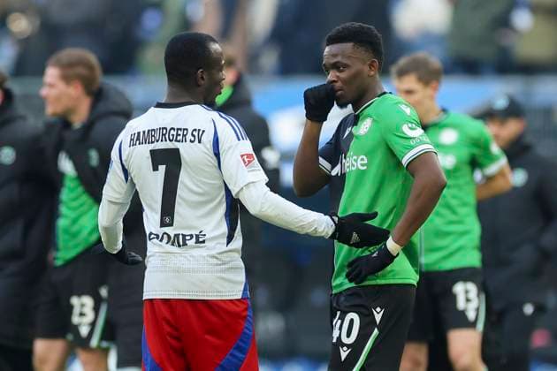 Jean-Luc Dompe (Hamburger SV) und Rabbi Matondo (Hannover 96) unterhalten sich, 2. Bundesliga, Hamburger SV vs Hannover 96, Volksparkstadion am 02. February 2025 in Hamburg, Deutschland. (Foto von Marco Steinbrenner DeFodi Images) Jean-Luc Dompe (Hamburger SV) und Rabbi Matondo (Hannover 96) talk together, 2. Bundesliga, Hamburger SV vs Hannover 96, Volksparkstadion, February 2, 2025 in Hamburg, Germany. (Photo by Marco Steinbrenner DeFodi Images) DFB DFL REGULATIONS PROHIBIT ANY USE OF PHOTOGRAPHS AS IMAGE SEQUENCES AND OR QUASI-VIDEO. Defodi-700_hsv_hannover_20250102_087