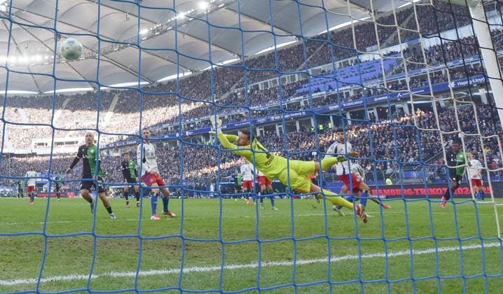 Sport Bilder des Tages 02.02.2025, xblx, Fussball 2.Bundesliga, Hamburger SV - Hannover 96 v.l. Rabbi Matondo (Hannover 96), Goal scored, Tor zum 1:2 (DFL DFB REGULATIONS PROHIBIT ANY USE OF PHOTOGRAPHS as IMAGE SEQUENCES and or QUASI-VIDEO) Hamburg