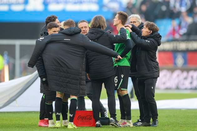 Fabian Kunze (Hannover 96) wird nach dem Schlusspfiff auf dem Platz behandelt, 2. Bundesliga, Hamburger SV vs Hannover 96, Volksparkstadion am 02. February 2025 in Hamburg, Deutschland. (Foto von Marco Steinbrenner DeFodi Images) Fabian Kunze (Hannover 96) is treated on the pitch after the final whistle, 2. Bundesliga, Hamburger SV vs Hannover 96, Volksparkstadion, February 2, 2025 in Hamburg, Germany. (Photo by Marco Steinbrenner DeFodi Images) DFB DFL REGULATIONS PROHIBIT ANY USE OF PHOTOGRAPHS AS IMAGE SEQUENCES AND OR QUASI-VIDEO. Defodi-700_hsv_hannover_20250102_088
