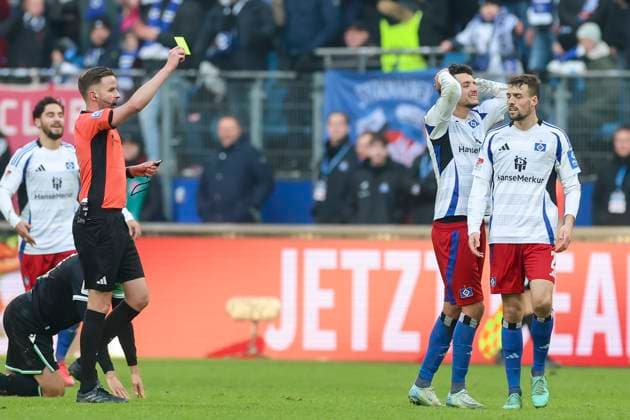 Schiedsrichter Michael Bacher zeigt Daniel Elfadli (Hamburger SV) seine fuenfte Gelbe Karte in der laufenden Saison, 2. Bundesliga, Hamburger SV vs Hannover 96, Volksparkstadion am 02. February 2025 in Hamburg, Deutschland. (Foto von Marco Steinbrenner DeFodi Images) Schiedsrichter Michael Bacher shows Daniel Elfadli (Hamburger SV) his fifth yellow card of the season, 2. Bundesliga, Hamburger SV vs Hannover 96, Volksparkstadion, February 2, 2025 in Hamburg, Germany. (Photo by Marco Steinbrenner DeFodi Images) DFB DFL REGULATIONS PROHIBIT ANY USE OF PHOTOGRAPHS AS IMAGE SEQUENCES AND OR QUASI-VIDEO. Defodi-700_hsv_hannover_20250102_084