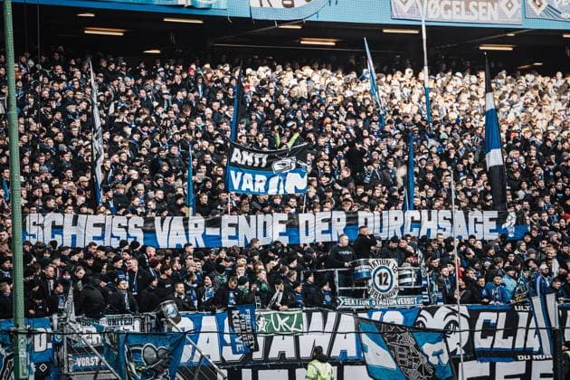 Fußball Männer Saison 2024 2025 2. Fußball-Bundesliga 20. Spieltag Hamburger SV vs. Hannover 96 02.02.2025 HSV Fans mit einem Transparent Anti VAR Scheiss VAR-Ende der Durchsage Protest gegen Videoschiedsrichter Hamburg Volksparkstadion Hamburg Deutschland