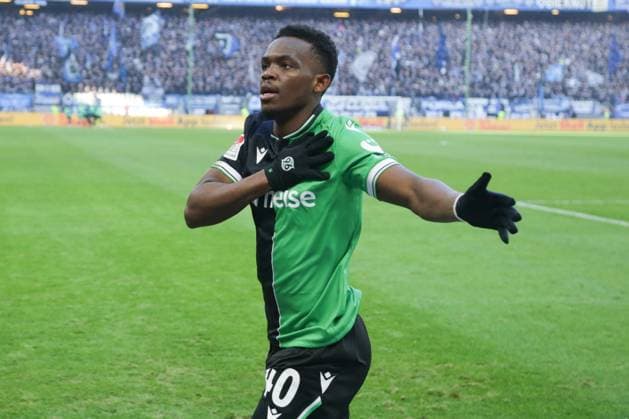 GER,Hamburg, Fussball, DFB, Hamburger SV vs Hannover 96 , im Hamburger Volksparkstadion , 02.02.2025 , v.l. Rabbi Motando ( Hannover 96 ) Torschuetze zum 1:2 DFL regulations prohibit any use of photographs as image sequences and or quasi-video.
