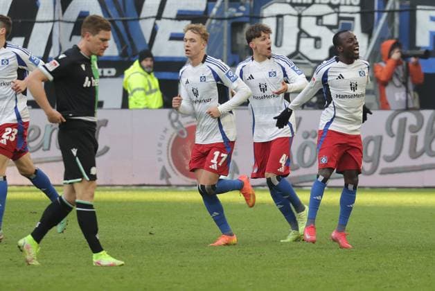 Torjubel 2-2 durch Jean-Luc Dompe (HSV) Fussball, Herren, Saison 2024 2025, 2.BL, Volksparkstadion, Hamburger SV gegen Hannover 96, 2-2 DFL REGULATIONS PROHIBIT ANY USE OF PHOTOGRAPHS AS IMAGE SEQUENCES AND OR QUASI-VIDEO.