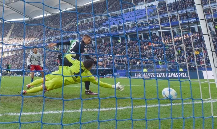 02.02.2025, xblx, Fussball 2.Bundesliga, Hamburger SV - Hannover 96 v.l. Daniel Heuer Fernandes (Hamburg, HSV, Hamburger SV), Nicolo Tresoldi (Hannover 96), Goal scored, Tor zum 1:1 (DFL DFB REGULATIONS PROHIBIT ANY USE OF PHOTOGRAPHS as IMAGE SEQUENCES and or QUASI-VIDEO) Hamburg