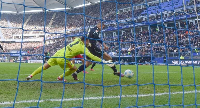 02.02.2025, xblx, Fussball 2.Bundesliga, Hamburger SV - Hannover 96 v.l. Daniel Heuer Fernandes (Hamburg, HSV, Hamburger SV), Nicolo Tresoldi (Hannover 96), Goal scored, Tor zum 1:1 (DFL DFB REGULATIONS PROHIBIT ANY USE OF PHOTOGRAPHS as IMAGE SEQUENCES and or QUASI-VIDEO) Hamburg