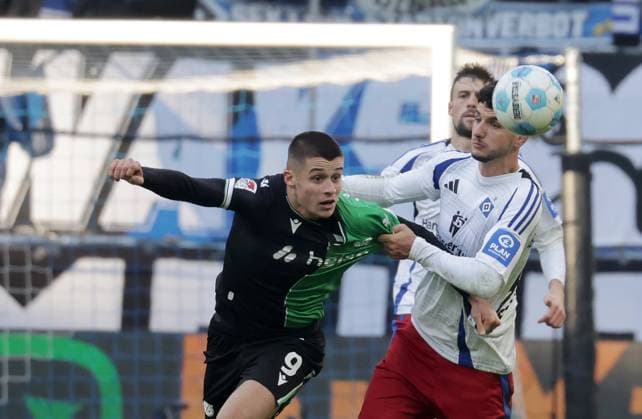 Duell zwischen Daniel Elfadli (HSV) und Nicolo Tresoldi (Hannover 96) Fussball, Herren, Saison 2024 2025, 2.BL, Volksparkstadion, Hamburger SV gegen Hannover 96, 2-2 DFL REGULATIONS PROHIBIT ANY USE OF PHOTOGRAPHS AS IMAGE SEQUENCES AND OR QUASI-VIDEO.
