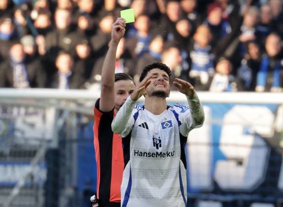 Schiedsrichter Michael Bacher zeigt Daniel Elfadli (HSV) die gelbe Karte Fussball, Herren, Saison 2024 2025, 2.BL, Volksparkstadion, Hamburger SV gegen Hannover 96, 2-2 DFL REGULATIONS PROHIBIT ANY USE OF PHOTOGRAPHS AS IMAGE SEQUENCES AND OR QUASI-VIDEO.