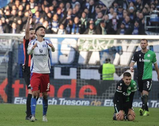 Schiedsrichter Michael Bacher zeigt Daniel Elfadli (HSV) die gelbe Karte Fussball, Herren, Saison 2024 2025, 2.BL, Volksparkstadion, Hamburger SV gegen Hannover 96, 2-2 DFL REGULATIONS PROHIBIT ANY USE OF PHOTOGRAPHS AS IMAGE SEQUENCES AND OR QUASI-VIDEO.