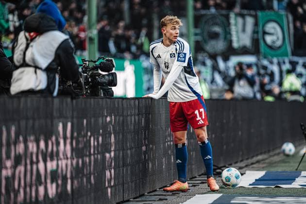 Fußball Männer Saison 2024 2025 2. Fußball-Bundesliga 20. Spieltag Hamburger SV vs. Hannover 96 02.02.2025 Adam Karabec ( 17, HSV) nach einer vergebenen Chance stützt sich an der Bande ab Hamburg Volksparkstadion Hamburg Deutschland