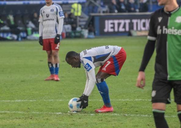 Hamburger SV vs Hannover 96 2:2 02.02.2025, Volksparkstadion, BundesLigaspiel, 2. Bundesliga, Hamburger SV vs Hannover 96 2:2 im Bild: Jean-Luc Dompe Hamburger SV erzielt durch Freistoß das 2:2 Â