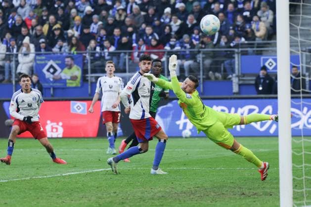 GER,Hamburg, Fussball, DFB, Hamburger SV vs Hannover 96 , im Hamburger Volksparkstadion , 02.02.2025 , v.l. Hannover 96 erziehlt das 1:2 durch Rabbi Matondo ( Hannover 96 ) DFL regulations prohibit any use of photographs as image sequences and or quasi-video.