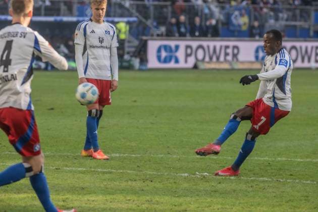 Hamburger SV vs Hannover 96 2:2 02.02.2025, Volksparkstadion, BundesLigaspiel, 2. Bundesliga, Hamburger SV vs Hannover 96 2:2 im Bild: Jean-Luc Dompe Hamburger SV erzielt durch Freistoß das 2:2 Â