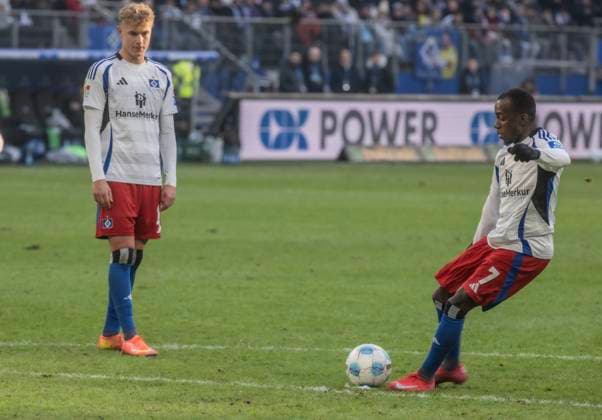 Hamburger SV vs Hannover 96 2:2 02.02.2025, Volksparkstadion, BundesLigaspiel, 2. Bundesliga, Hamburger SV vs Hannover 96 2:2 im Bild: Jean-Luc Dompe Hamburger SV erzielt durch Freistoß das 2:2 Â