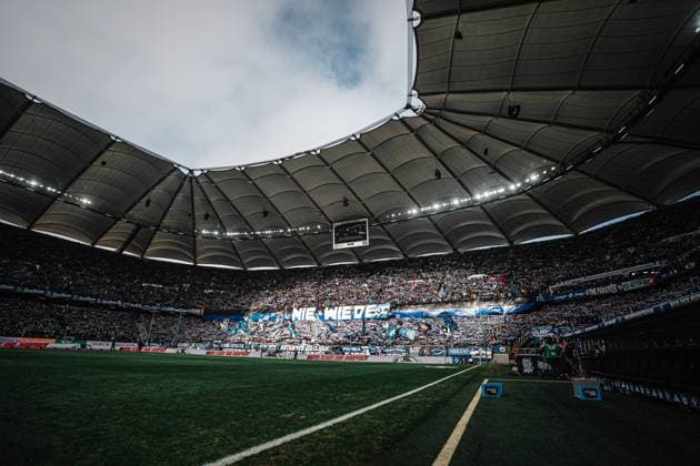 Fußball Männer Saison 2024 2025 2. Fußball-Bundesliga 20. Spieltag Hamburger SV vs. Hannover 96 02.02.2025 Die Nordkurve mit Fans des HSV mit einem Transparent Nie Wieder Hamburg Volksparkstadion Hamburg Deutschland