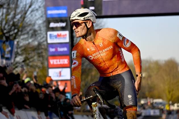 Dutch Mathieu Van Der Poel celebrates after winning the elite men competition of the UCI cyclocross World Championship, WM, Weltmeisterschaft in Lievin, France, Sunday 02 February 2025. The world championships are taking place from 31 January until 02 February. JASPERxJACOBS  x111649068x