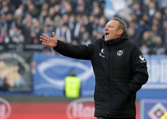 Cheftrainer Andre Breitenreiter (Hannover 96) Fussball, Herren, Saison 2024 2025, 2.BL, Volksparkstadion, Hamburger SV gegen Hannover 96, 2-2 DFL REGULATIONS PROHIBIT ANY USE OF PHOTOGRAPHS AS IMAGE SEQUENCES AND OR QUASI-VIDEO.