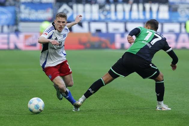 GER,Hamburg, Fussball, DFB, Hamburger SV vs Hannover 96 , im Hamburger Volksparkstadion , 02.02.2025 , v.l. Emir Sahiti (Hamburger SV) im Zweikampf mit Bartlomiej Wdowik ( Hannover 96 ) DFL regulations prohibit any use of photographs as image sequences and or quasi-video.