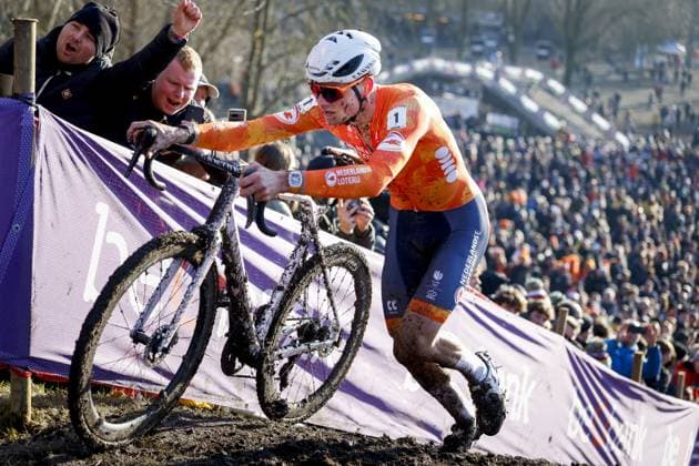 LIEVIN - Cyclist Mathieu van der Poel in action during the cyclocross World Championships in Lievin, France. ANP BAS CZERWINSKI xVIxANPxSportx xxANPxIVx 518958560 originalFilename: 518958560.jpg