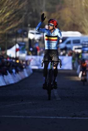 Belgian Thibau Nys celebrates his third place after the elite men competition of the UCI cyclocross World Championship, WM, Weltmeisterschaft in Lievin, France, Sunday 02 February 2025. The world championships are taking place from 31 January until 02 February. JASPERxJACOBS  x111650509x