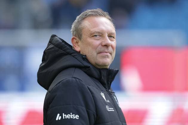 GER,Hamburg, Fussball, DFB, Hamburger SV vs Hannover 96 , im Hamburger Volksparkstadion , 02.02.2025 , v.l. Trainer Andre Breitenreiter ( Hannover 96 ) DFL regulations prohibit any use of photographs as image sequences and or quasi-video. Copyright: HMBxMedia FernandoxSoares