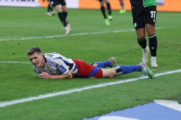GER,Hamburg, Fussball, DFB, Hamburger SV vs Hannover 96 , im Hamburger Volksparkstadion , 02.02.2025 , v.l. Emir Sahiti (Hamburger SV) liegt auf den Boden DFL regulations prohibit any use of photographs as image sequences and or quasi-video.