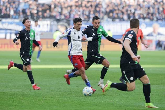 GER,Hamburg, Fussball, DFB, Hamburger SV vs Hannover 96 , im Hamburger Volksparkstadion , 02.02.2025 , v.l. William Mikelbrencis (Hamburger SV) Bartlomiej Wdowik ( Hannover 96 ) DFL regulations prohibit any use of photographs as image sequences and or quasi-video.