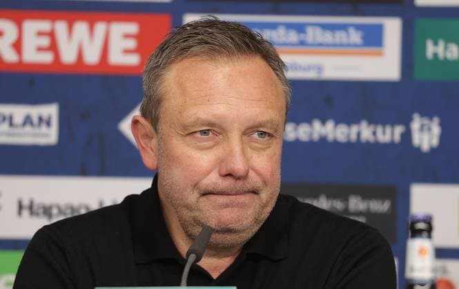 Cheftrainer Andre Breitenreiter (Hannover 96) Fussball, Herren, Saison 2024 2025, 2.BL, Volksparkstadion, Hamburger SV gegen Hannover 96, 2-2 DFL REGULATIONS PROHIBIT ANY USE OF PHOTOGRAPHS AS IMAGE SEQUENCES AND OR QUASI-VIDEO.