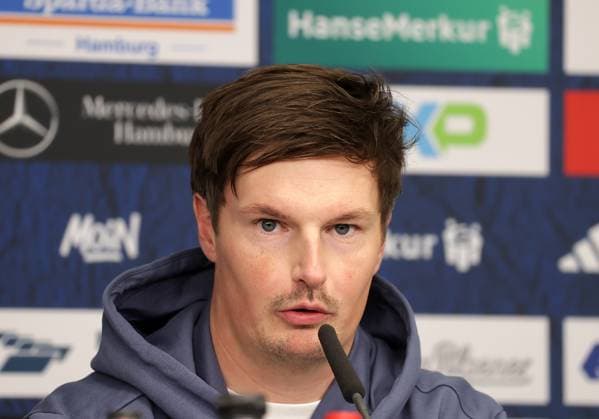 Cheftrainer Merlin Polzin (HSV) Fussball, Herren, Saison 2024 2025, 2.BL, Volksparkstadion, Hamburger SV gegen Hannover 96, 2-2 DFL REGULATIONS PROHIBIT ANY USE OF PHOTOGRAPHS AS IMAGE SEQUENCES AND OR QUASI-VIDEO.