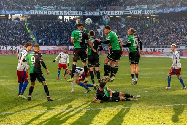 2:2 Tor durch Freistoss von Jean-Luc Dompe ( HSV ) Boris Tomiak Fabian Kunze Enzo Leopold Phil Neumann 25 Lars Gindorf ( Hannover ) Deutschland , Hamburg , Volksparkstadion , Fussball , 2 . Bundesliga , Hamburger SV - Hannover 96