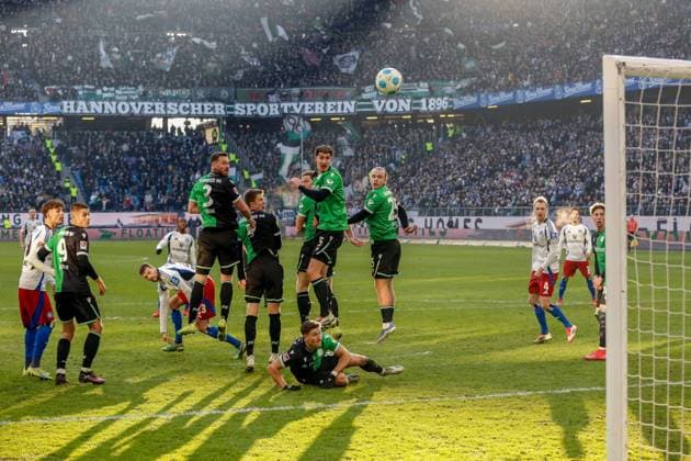Sport Themen der Woche KW05 Sport Bilder des Tages 2:2 Tor durch Freistoss von Jean-Luc Dompe ( HSV ) Boris Tomiak Fabian Kunze Enzo Leopold Phil Neumann 25 Lars Gindorf ( Hannover ) Deutschland , Hamburg , Volksparkstadion , Fussball , 2 . Bundesliga , Hamburger SV - Hannover 96 *** 2 2 Goal from free kick by Jean Luc Dompe HSV Boris Tomiak Fabian Kunze Enzo Leopold Phil Neumann 25 Lars Gindorf Hannover Germany , Hamburg , Volksparkstadion , Football , 2 Bundesliga , Hamburger SV Hannover 96