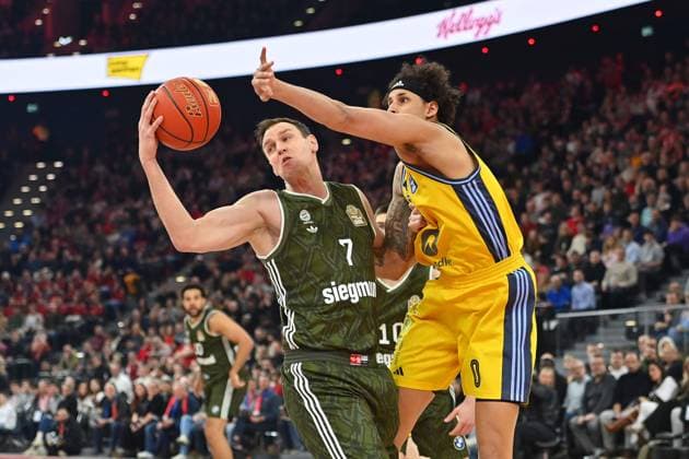 Johannes VOIGTMANN (FCB), Aktion,Zweikampf gegen Michael KESSES (Berlin). Basketball BBL,Saison 2024 2025 FC Bayern Muenchen-Alba Berlin am 02.02.2025, S A P G A R D EN