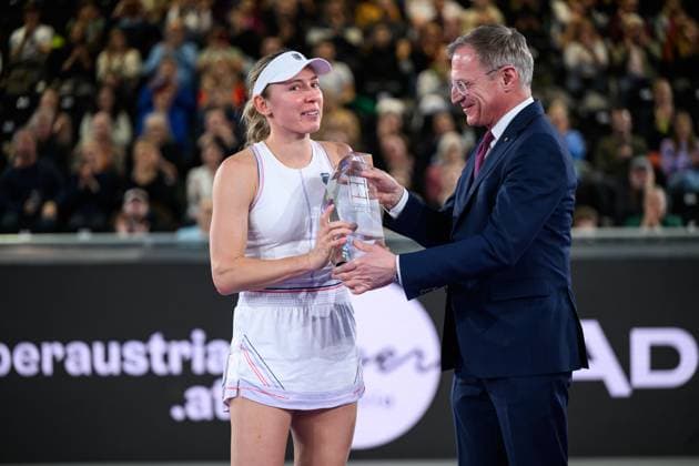 TENNIS - WTA, Tennis Damen Upper Austria Ladies Linz LINZ,AUSTRIA,02.FEB.25 - TENNIS - WTA Tour, Upper Austria Ladies Linz. Image shows Ekaterina Alexandrova (RUS) and governor Thomas Stelzer.  GEPAxpictures xChristianxMoser