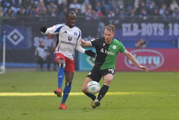 02.02.2025, xblx, Fussball 2.Bundesliga, Hamburger SV - Hannover 96 v.l. Jean-Luc Dompe (Hamburg, HSV, Hamburger SV), Jannik Dehm (Hannover 96) (DFL DFB REGULATIONS PROHIBIT ANY USE OF PHOTOGRAPHS as IMAGE SEQUENCES and or QUASI-VIDEO) Hamburg