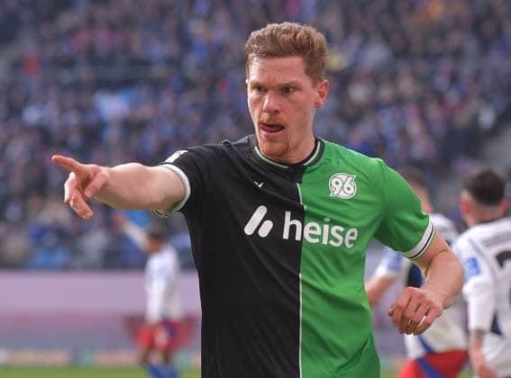 02.02.2025, xblx, Fussball 2.Bundesliga, Hamburger SV - Hannover 96 v.l. Marcel Halstenberg (Hannover 96) (DFL DFB REGULATIONS PROHIBIT ANY USE OF PHOTOGRAPHS as IMAGE SEQUENCES and or QUASI-VIDEO) Hamburg