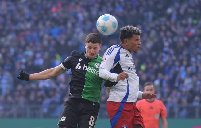 02.02.2025, xblx, Fussball 2.Bundesliga, Hamburger SV - Hannover 96 v.l. Enzo Leopold (Hannover 96), Ransford-Yeboah Königsdoerffer Koenigsdoerffer (Hamburg, HSV, Hamburger SV) (DFL DFB REGULATIONS PROHIBIT ANY USE OF PHOTOGRAPHS as IMAGE SEQUENCES and or QUASI-VIDEO) Hamburg