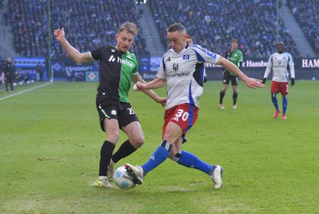 02.02.2025, xblx, Fussball 2.Bundesliga, Hamburger SV - Hannover 96 v.l. Jannik Dehm (Hannover 96), Silvan Hefti (Hamburger SV) (DFL DFB REGULATIONS PROHIBIT ANY USE OF PHOTOGRAPHS as IMAGE SEQUENCES and or QUASI-VIDEO) Hamburg