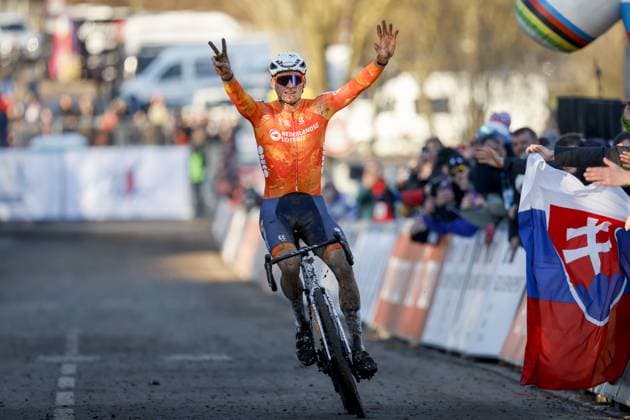 LIEVIN - Cyclist Mathieu van der Poel celebrates his victory during the cyclocross World Championships in Lievin, France. ANP BAS CZERWINSKI xVIxANPxSportx xxANPxIVx 518960111 originalFilename: 518960111.jpg