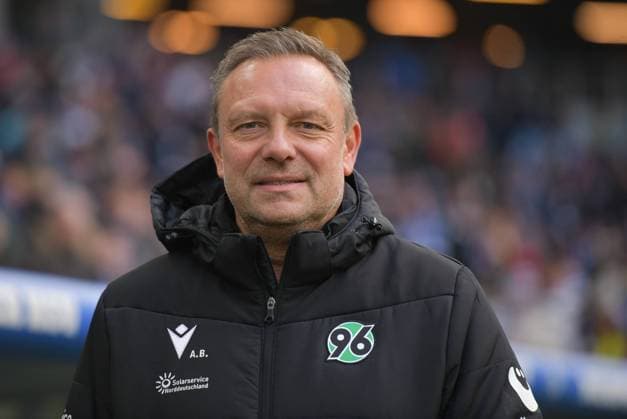 02.02.2025, xblx, Fussball 2.Bundesliga, Hamburger SV - Hannover 96 v.l. Trainer Andre Breitenreiter (Coach Hannover 96) (DFL DFB REGULATIONS PROHIBIT ANY USE OF PHOTOGRAPHS as IMAGE SEQUENCES and or QUASI-VIDEO) Hamburg
