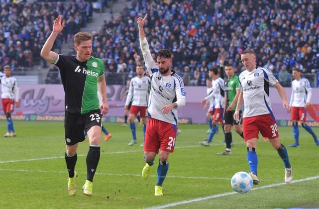 02.02.2025, xblx, Fussball 2.Bundesliga, Hamburger SV - Hannover 96 v.l. Marcel Halstenberg (Hannover 96), Marco Richter (Hamburg, HSV, Hamburger SV), Silvan Hefti (Hamburger SV) (DFL DFB REGULATIONS PROHIBIT ANY USE OF PHOTOGRAPHS as IMAGE SEQUENCES and or QUASI-VIDEO) Hamburg
