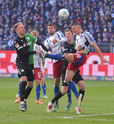 02.02.2025, xblx, Fussball 2.Bundesliga, Hamburger SV - Hannover 96 v.l. Havard Nielsen (Hannover 96), Jonas Meffert (Hamburger SV), Fabian Kunze (Hannover 96), Silvan Hefti (Hamburger SV) (DFL DFB REGULATIONS PROHIBIT ANY USE OF PHOTOGRAPHS as IMAGE SEQUENCES and or QUASI-VIDEO) Hamburg